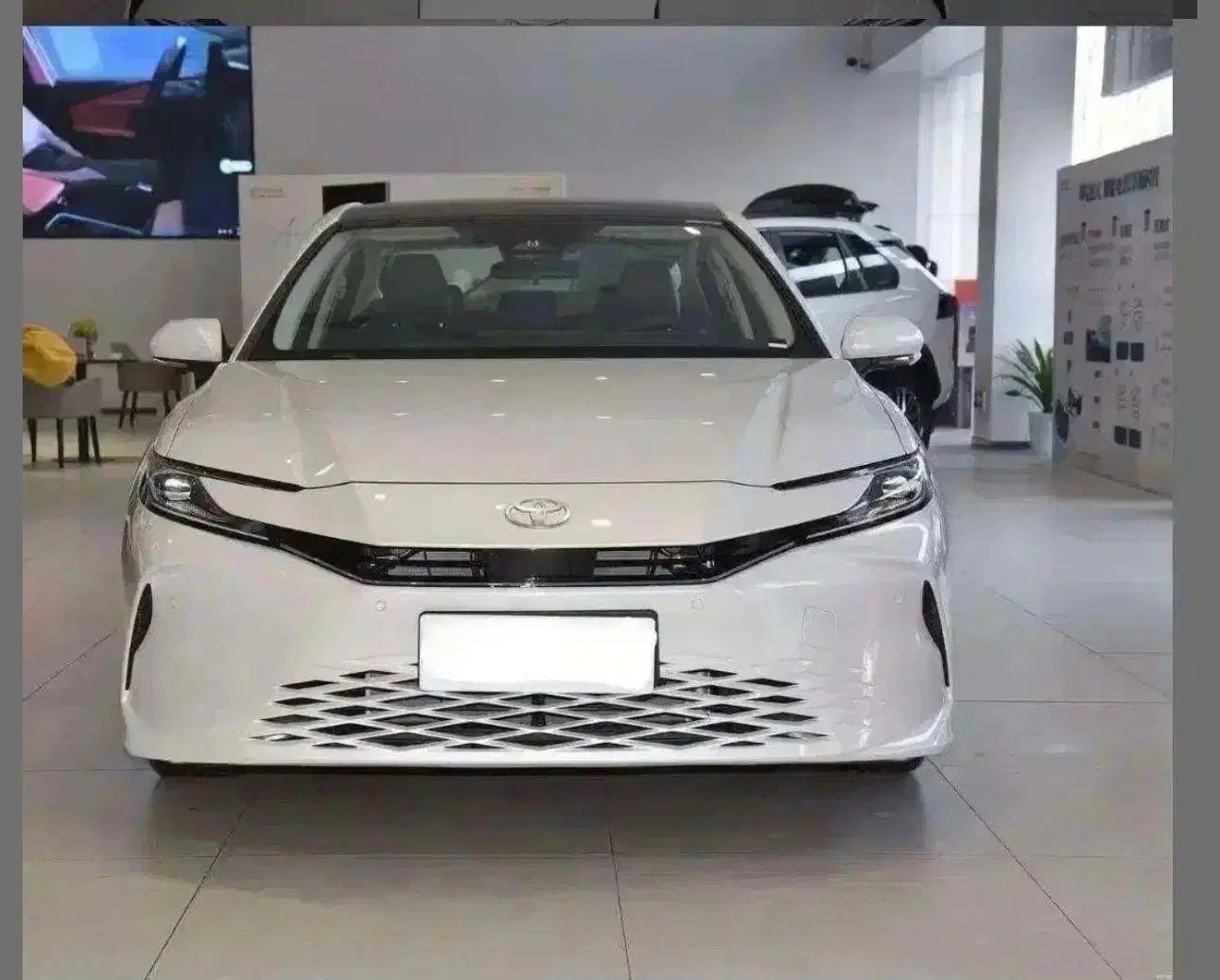 تویوتا کمری XLE - 2025