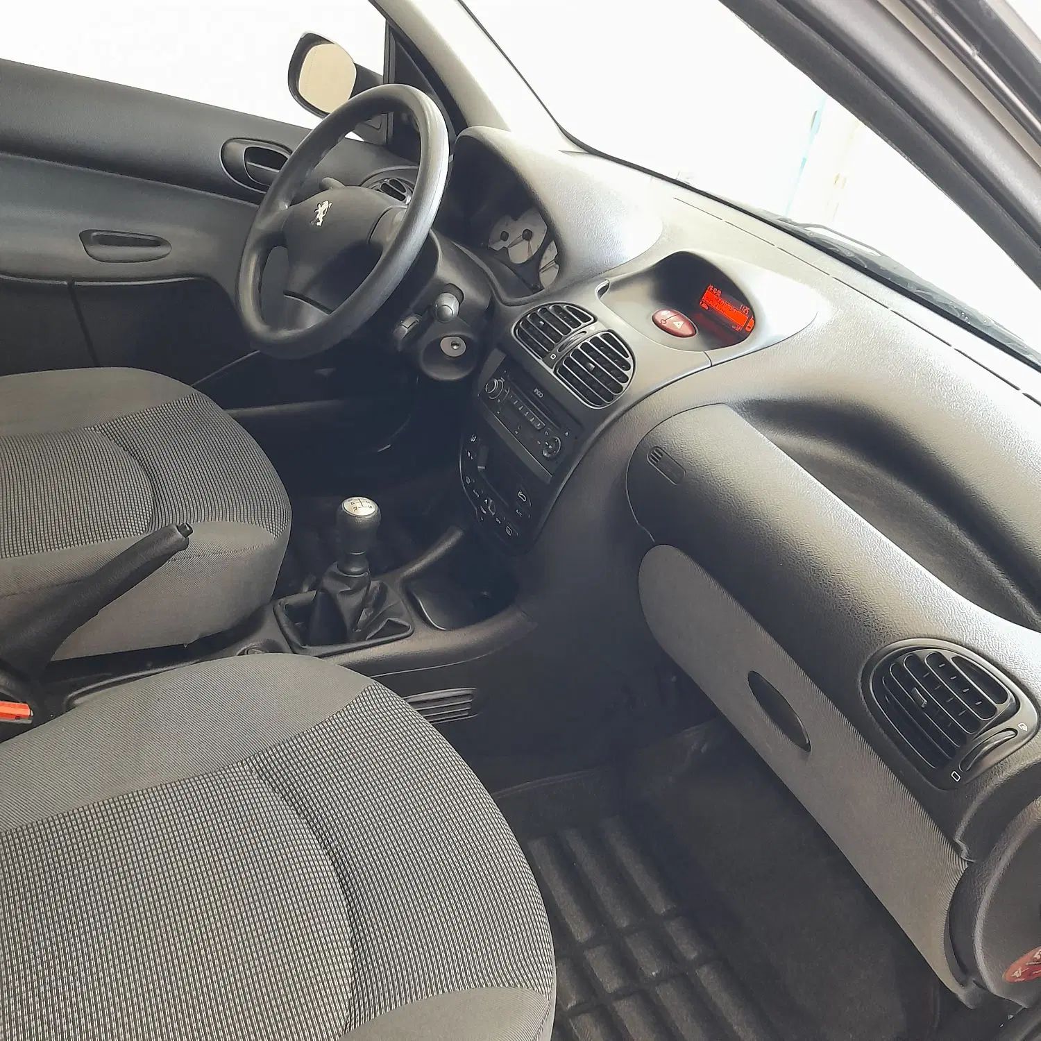 پژو ۲۰۶ صندوق دار v8 - 1395