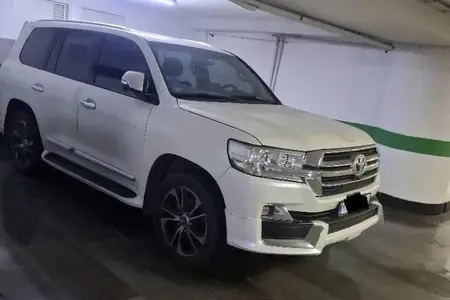 تویوتا لندکروز GXR نسل ۵ - 2010
