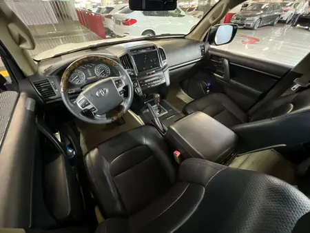 تویوتا لندکروز GXR نسل ۵ - 2010