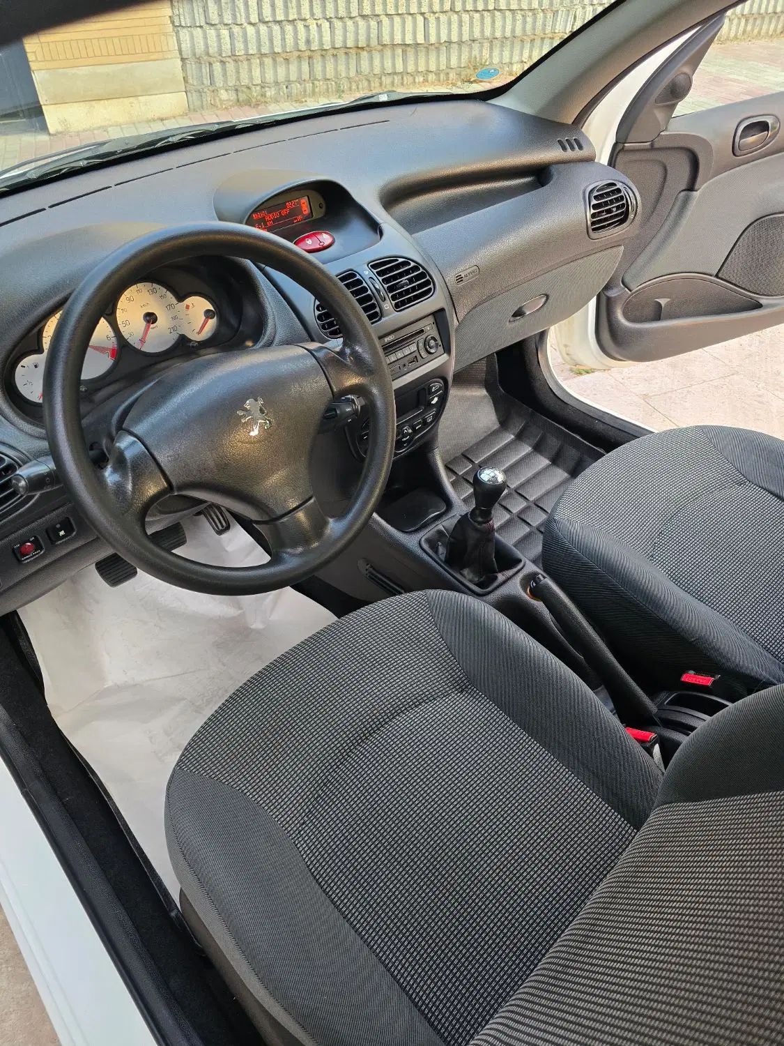 پژو ۲۰۶ صندوق دار v8 - 1395