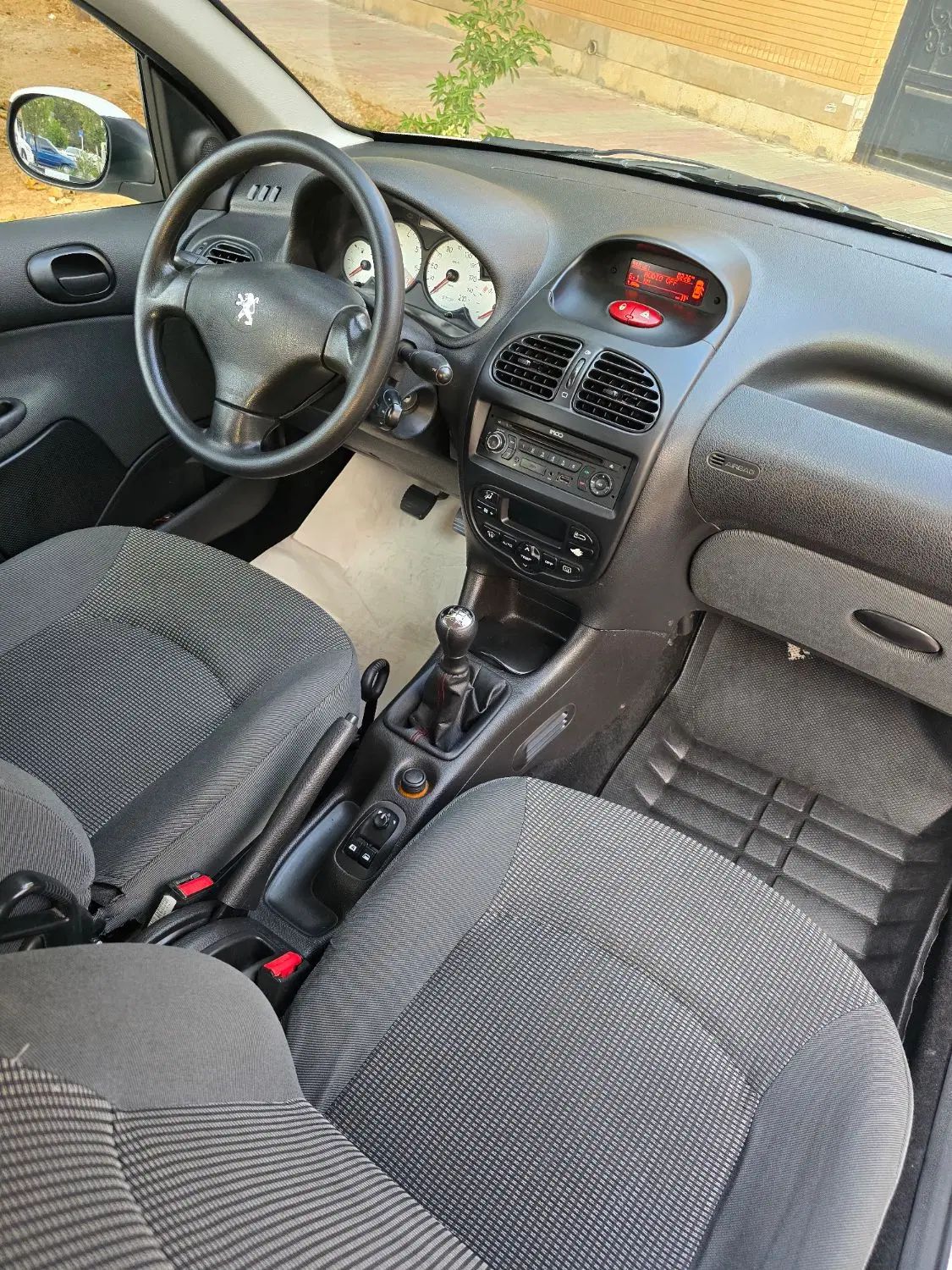 پژو ۲۰۶ صندوق دار v8 - 1395