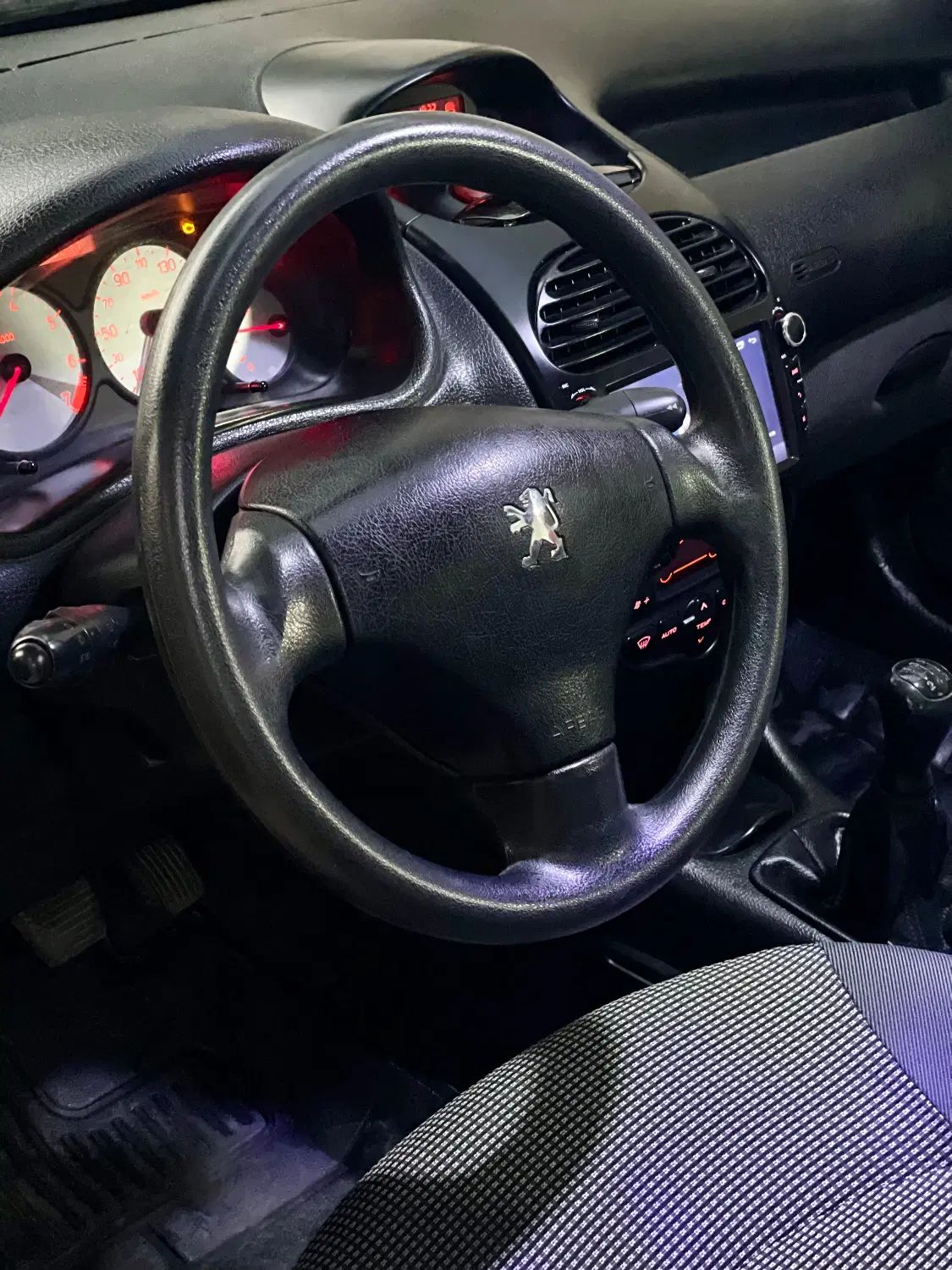 پژو ۲۰۶ صندوق دار v8 - 1397