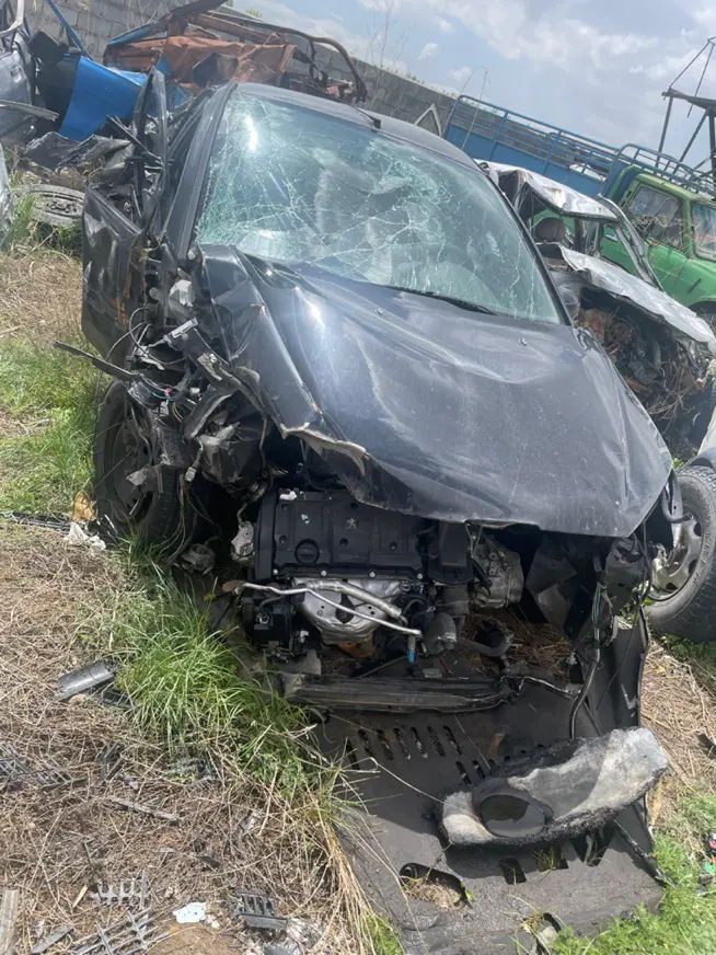 پژو ۲۰۶ صندوق دار v8 - 1397