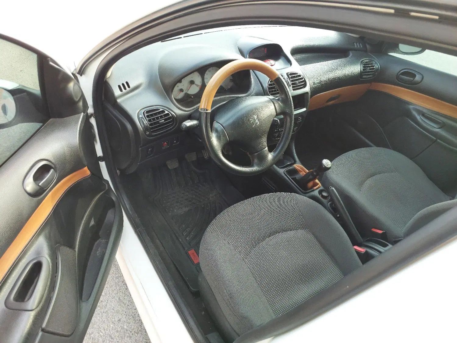 پژو ۲۰۶ صندوق دار v8 - 1396
