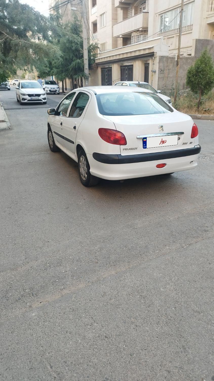 پژو ۲۰۶ صندوق دار v8 - 1396