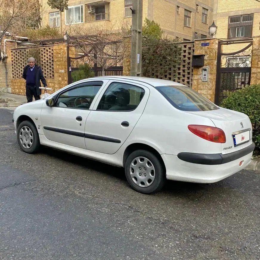 پژو ۲۰۶ صندوق دار v8 - 1392