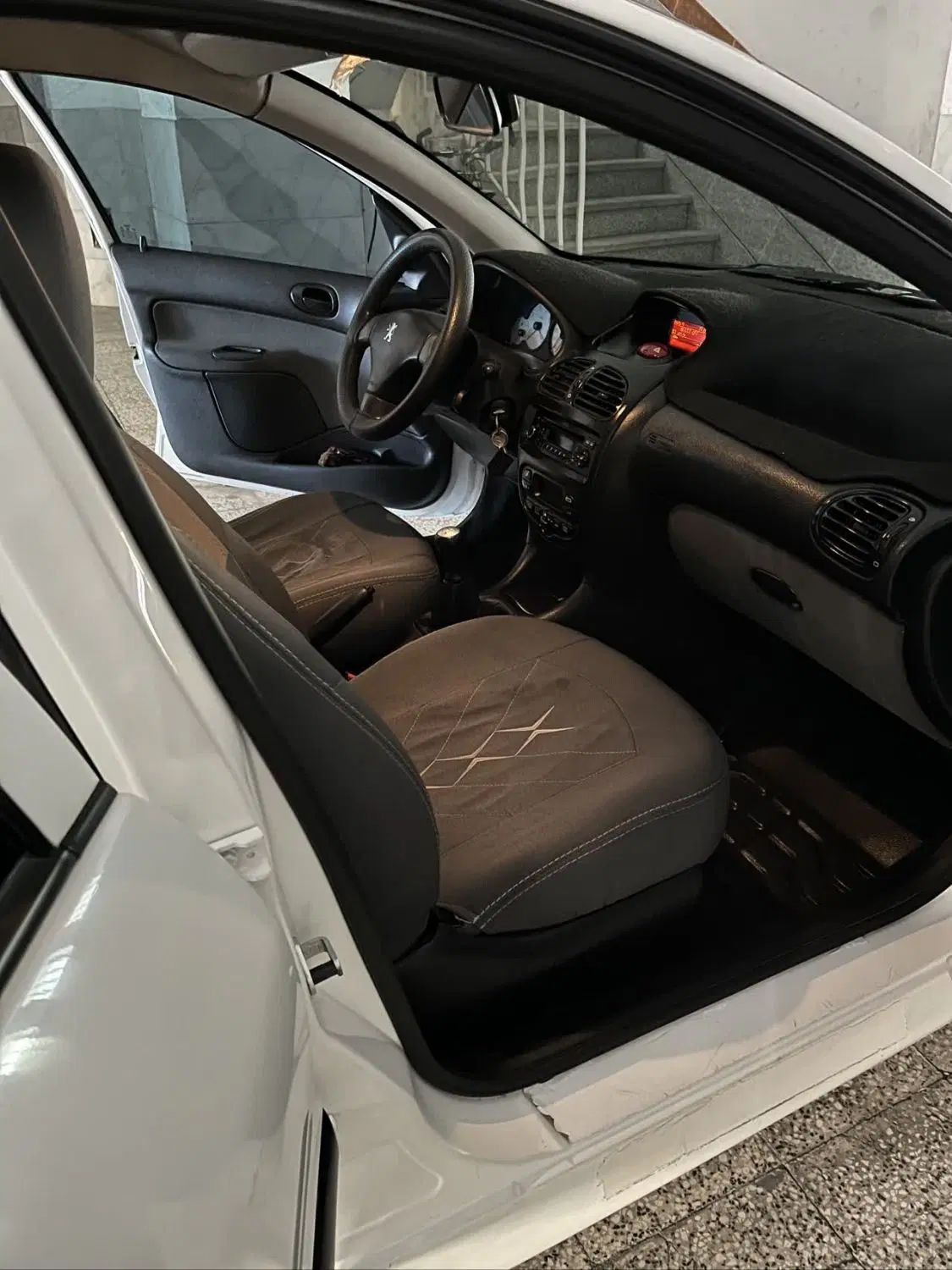 پژو ۲۰۶ صندوق دار v8 - 1397