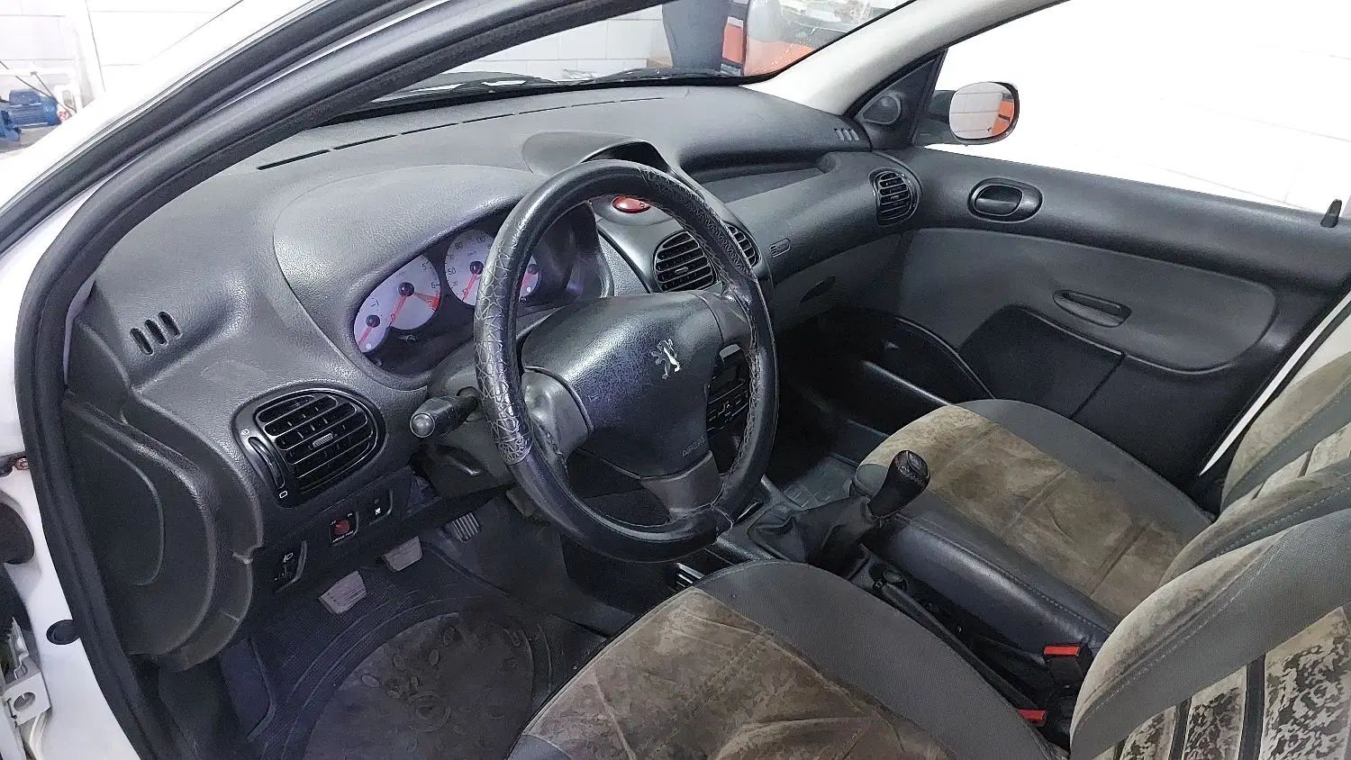 پژو ۲۰۶ صندوق دار v8 - 1397