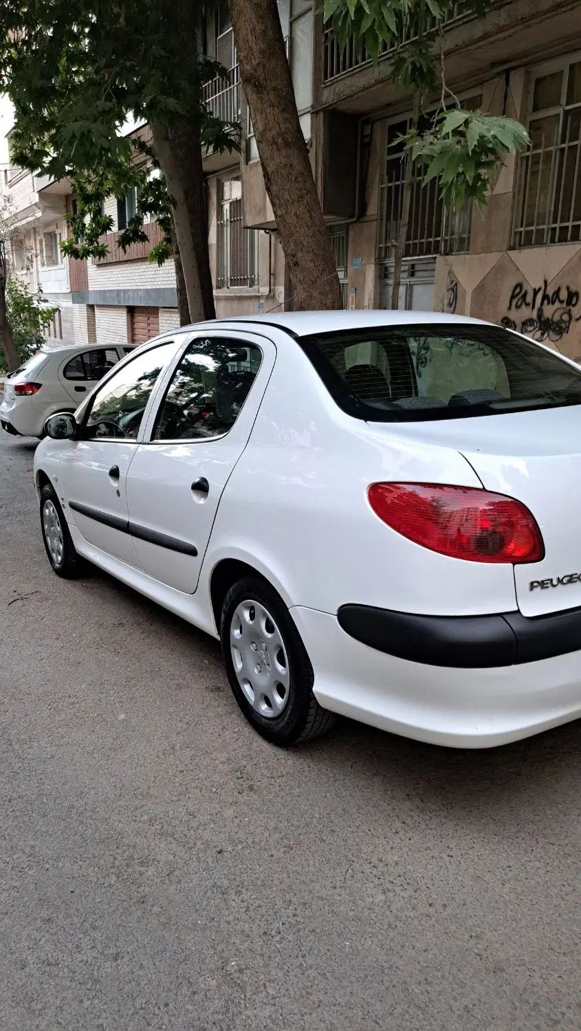 پژو ۲۰۶ صندوق دار v8 - 1396