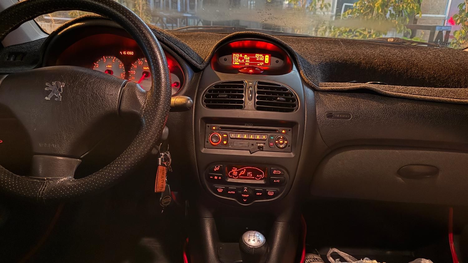 پژو ۲۰۶ صندوق دار v8 - 1397