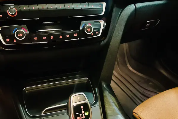ب ام و سری 3 سدان 320i - 2018