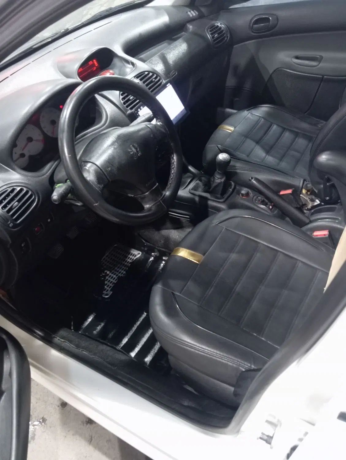 پژو ۲۰۶ صندوق دار v8 - 1397