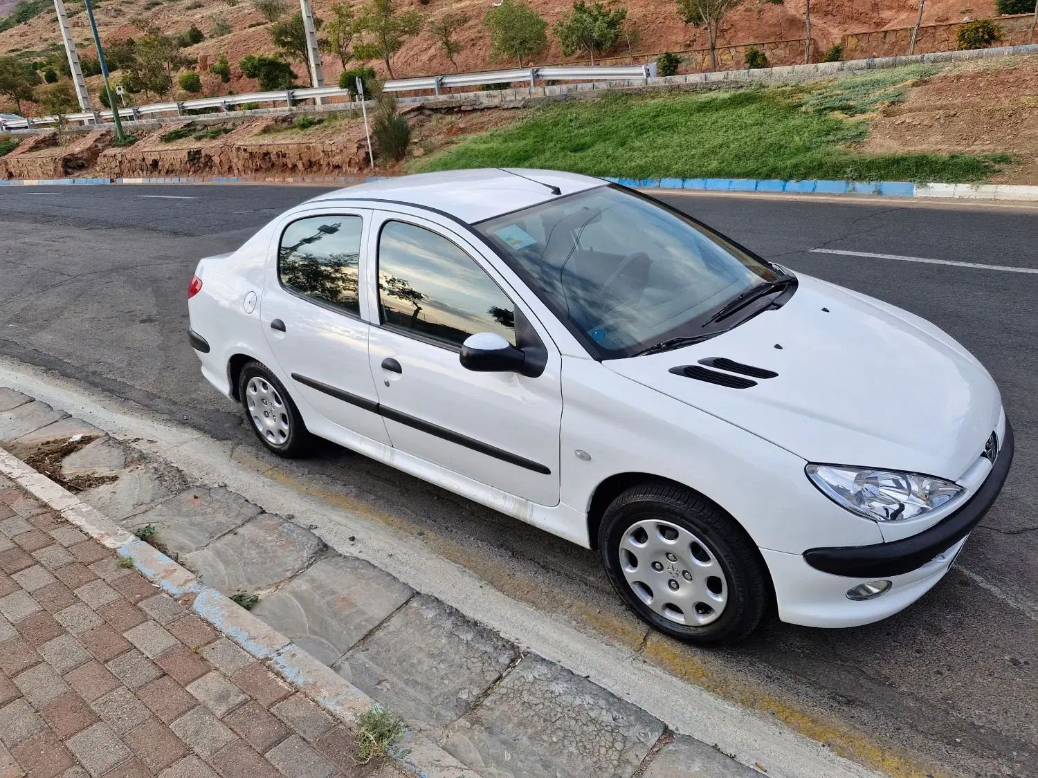 پژو ۲۰۶ صندوق دار v8 - 1400