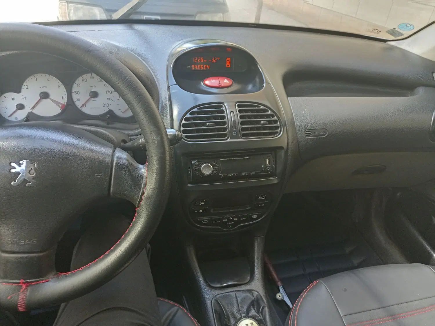 پژو ۲۰۶ صندوق دار v8 - 1393
