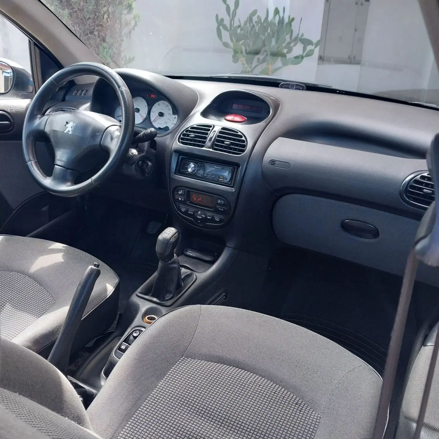 پژو ۲۰۶ صندوق دار v8 - 1390