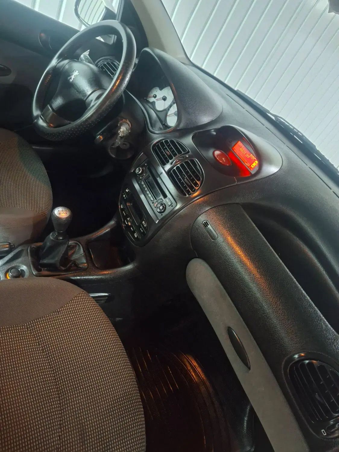 پژو ۲۰۶ صندوق دار v8 - 1397