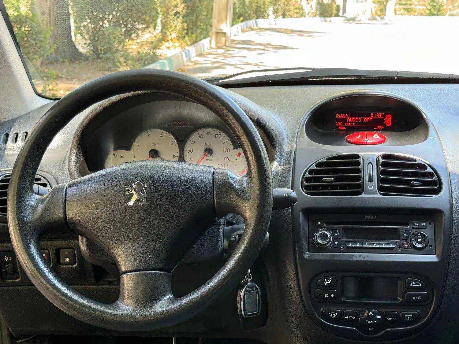 پژو ۲۰۶ صندوق دار v8 - 1397