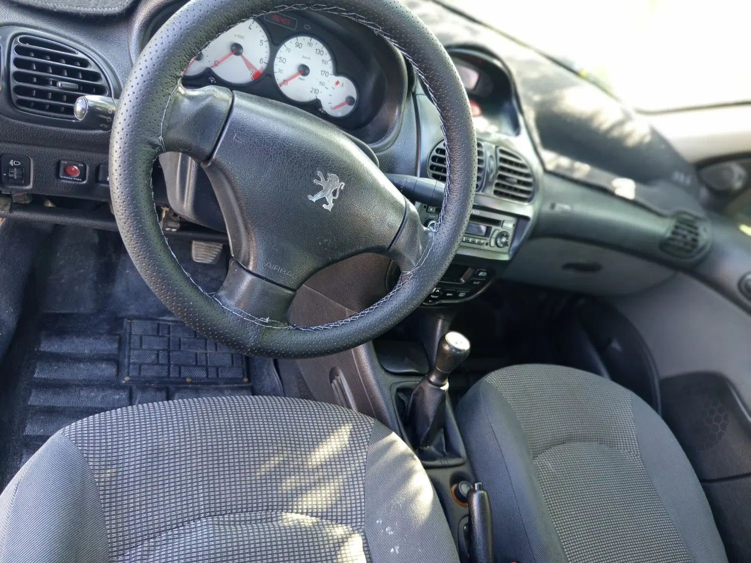 پژو ۲۰۶ صندوق دار v8 - 1396