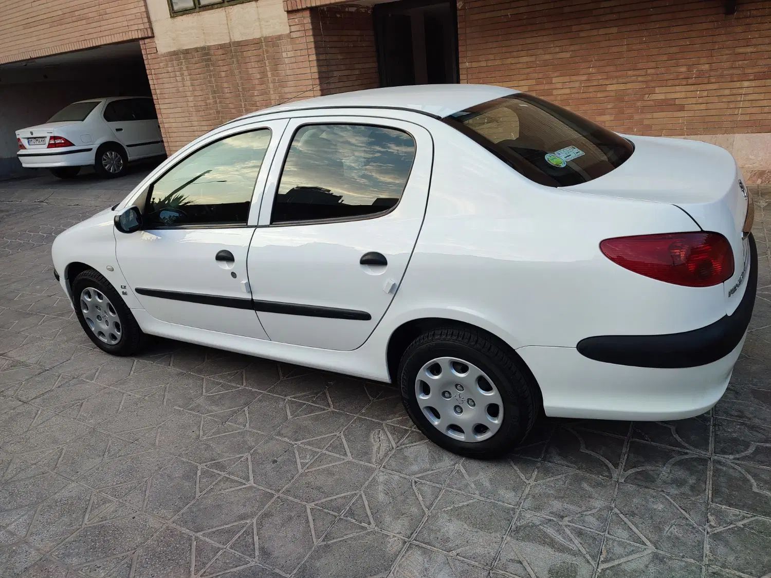 پژو ۲۰۶ صندوق دار v8 - 1396