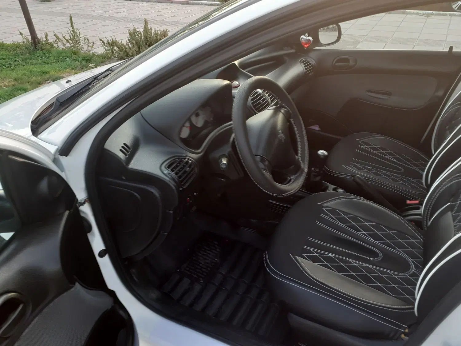 پژو ۲۰۶ صندوق دار v8 - 1397
