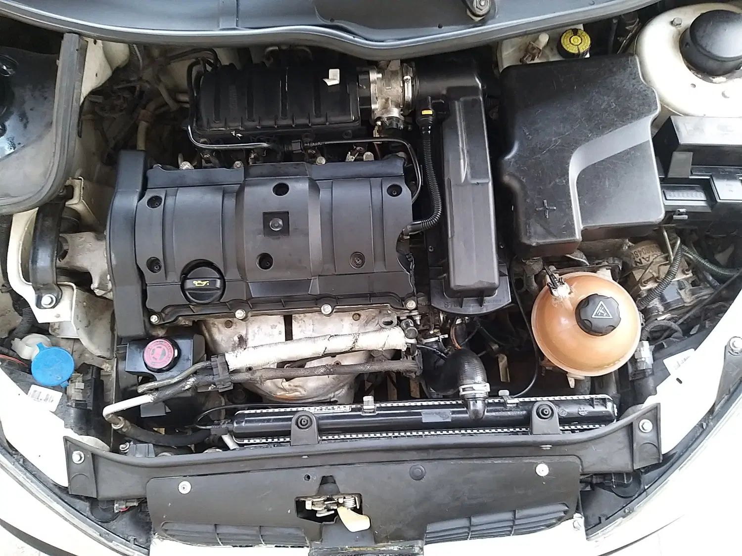 پژو ۲۰۶ صندوق دار v8 - 1393