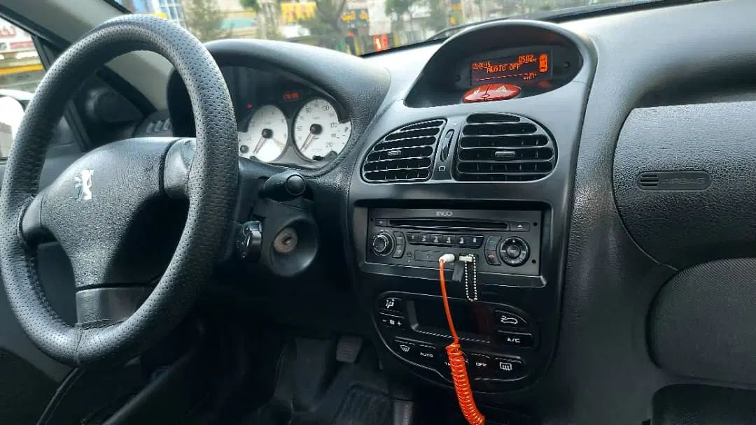 پژو ۲۰۶ صندوق دار v8 - 1398
