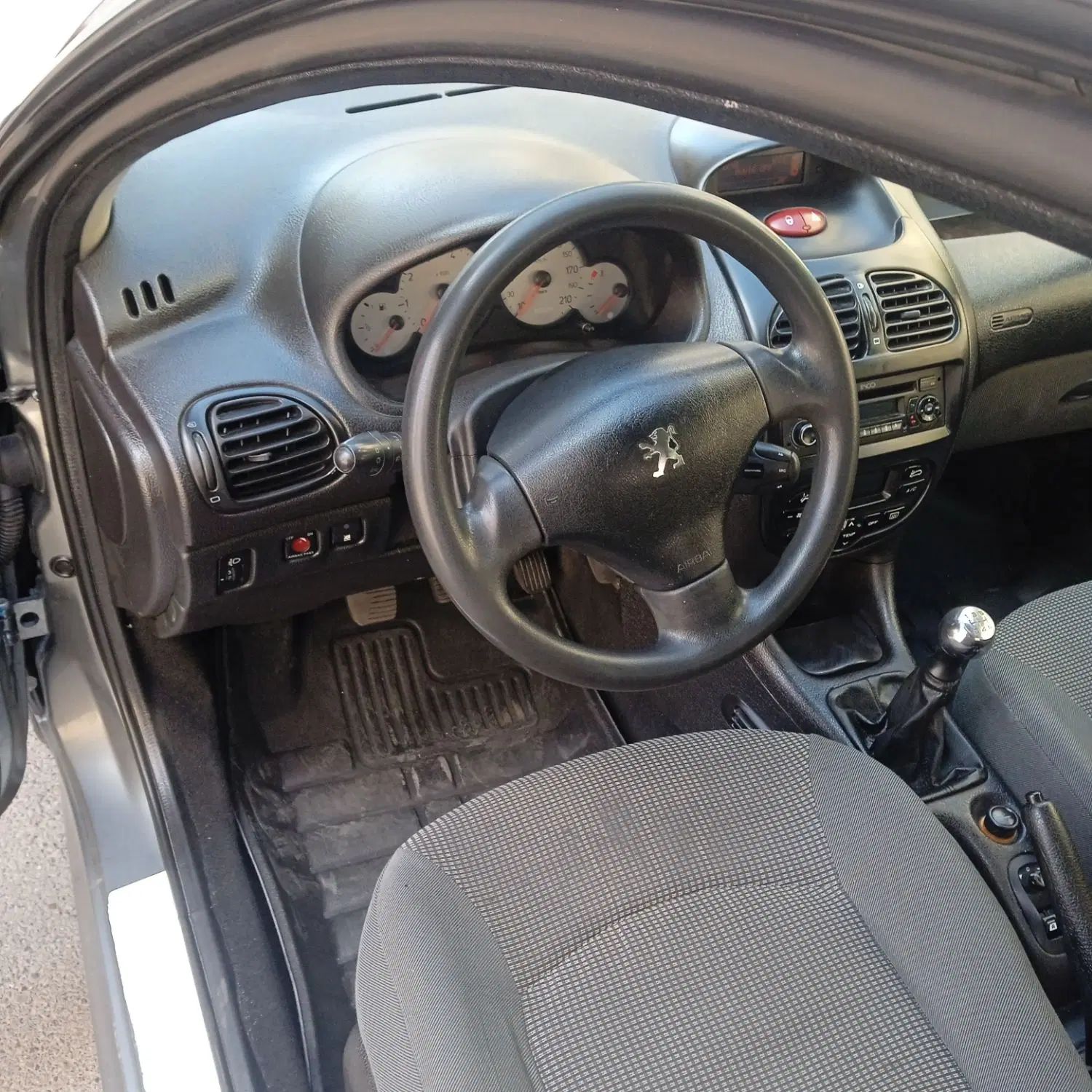 پژو ۲۰۶ صندوق دار v8 - 1396