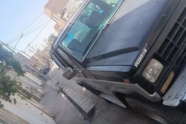 نیسان پاترول دو درب دنده‌ای - 1377