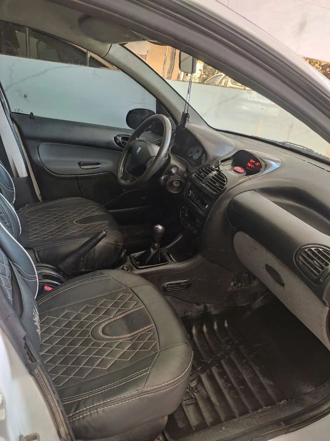 پژو ۲۰۶ صندوق دار v8 - 1393