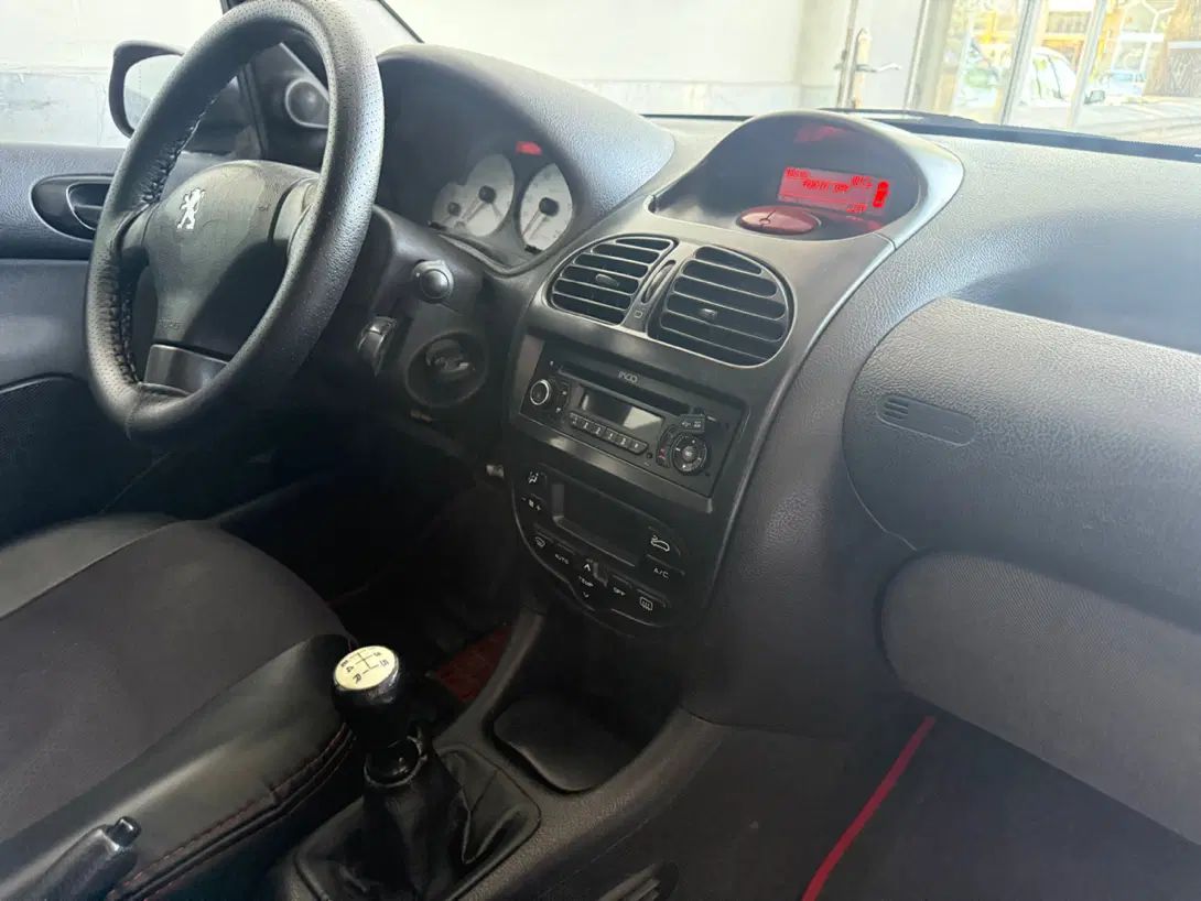 پژو ۲۰۶ صندوق دار v8 - 1397