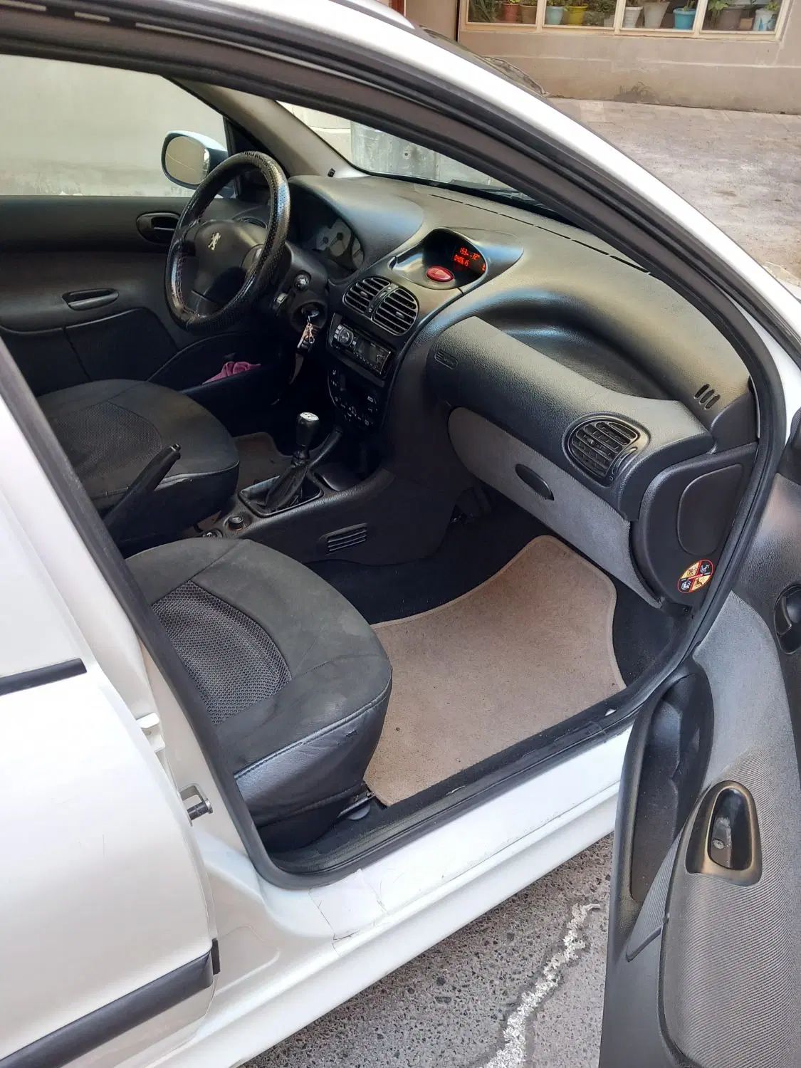 پژو ۲۰۶ صندوق دار v8 - 1393