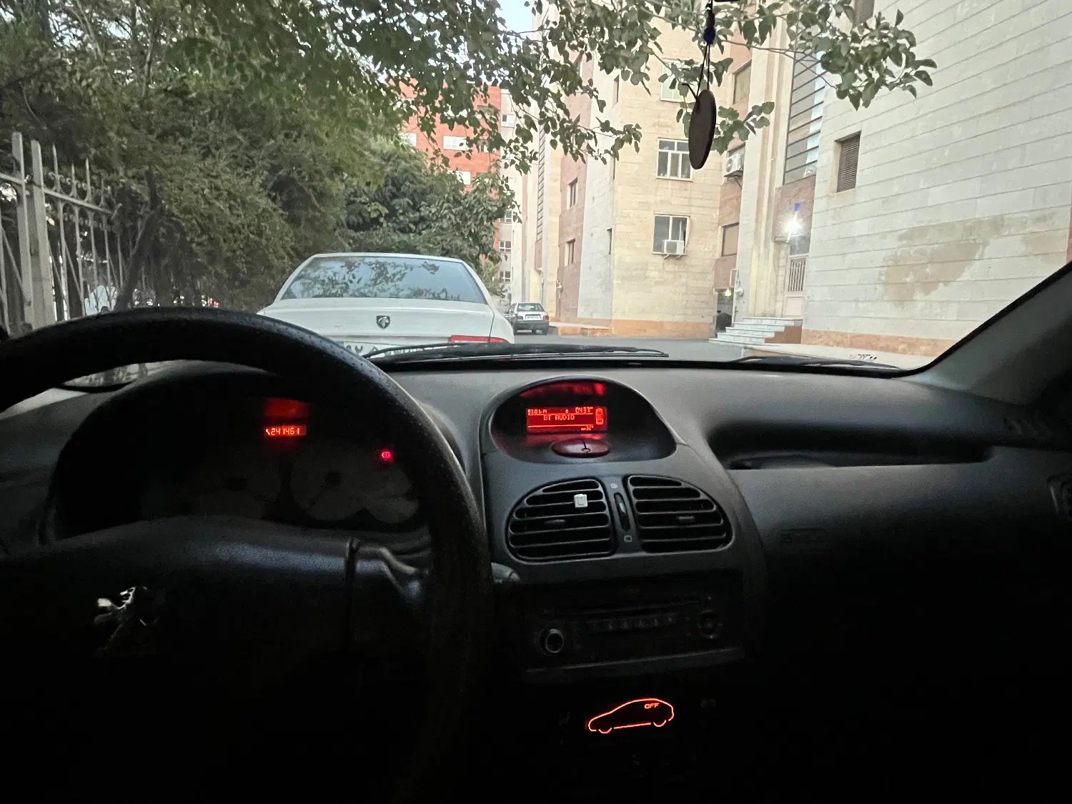 پژو ۲۰۶ صندوق دار v8 - 1395