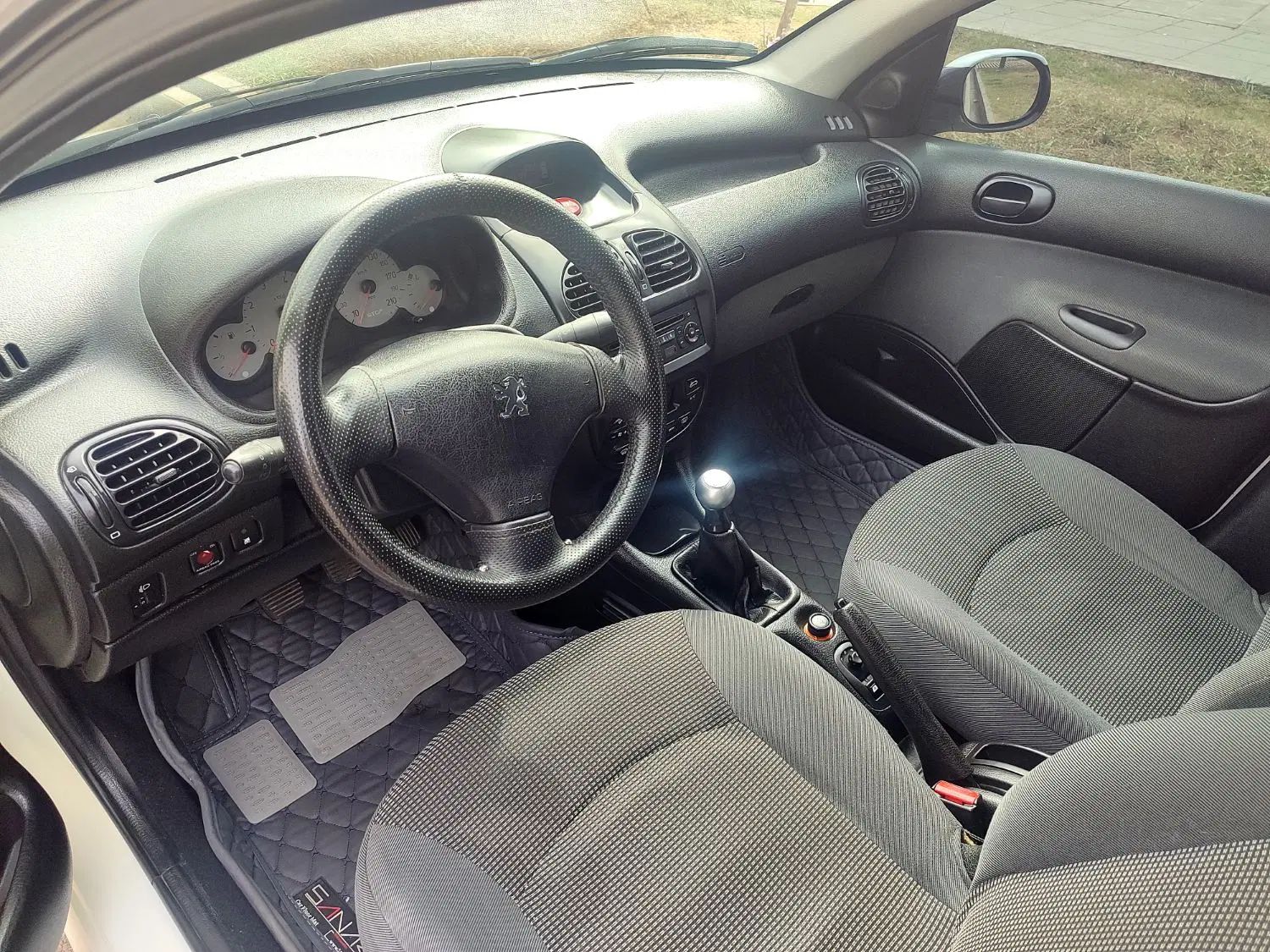 پژو ۲۰۶ صندوق دار v8 - 1397