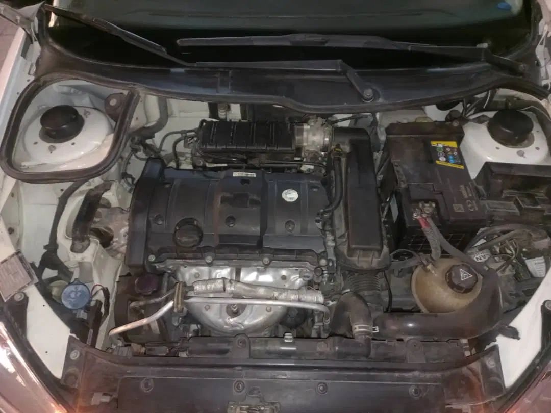 پژو ۲۰۶ صندوق دار v8 - 1394