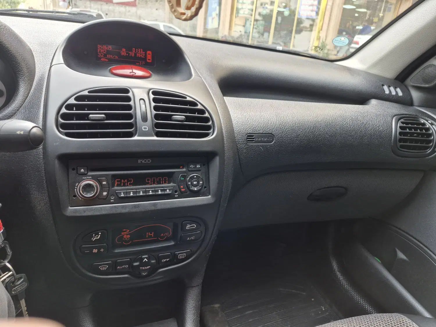 پژو ۲۰۶ صندوق دار v8 - 1396