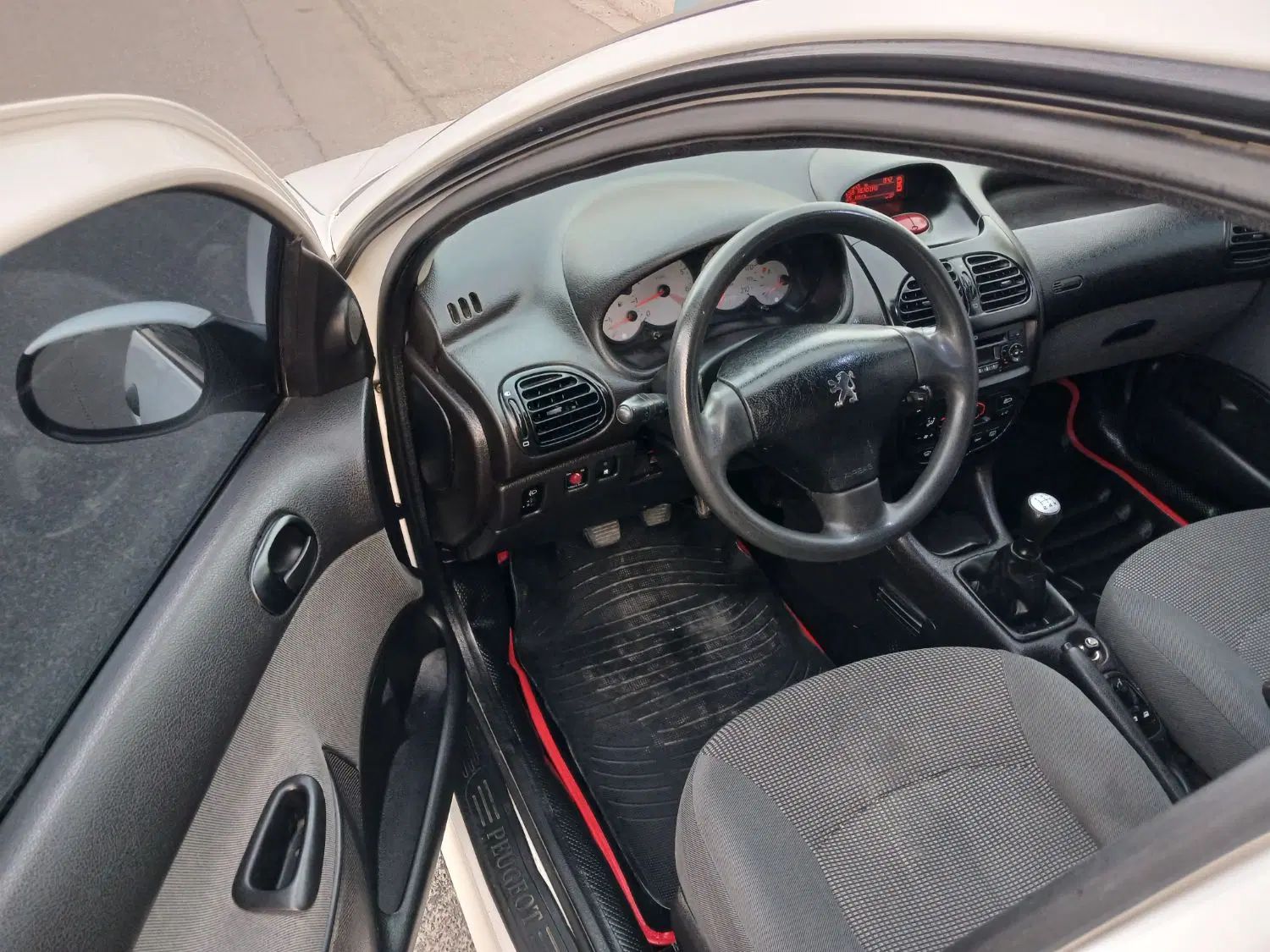پژو ۲۰۶ صندوق دار v8 - 1396