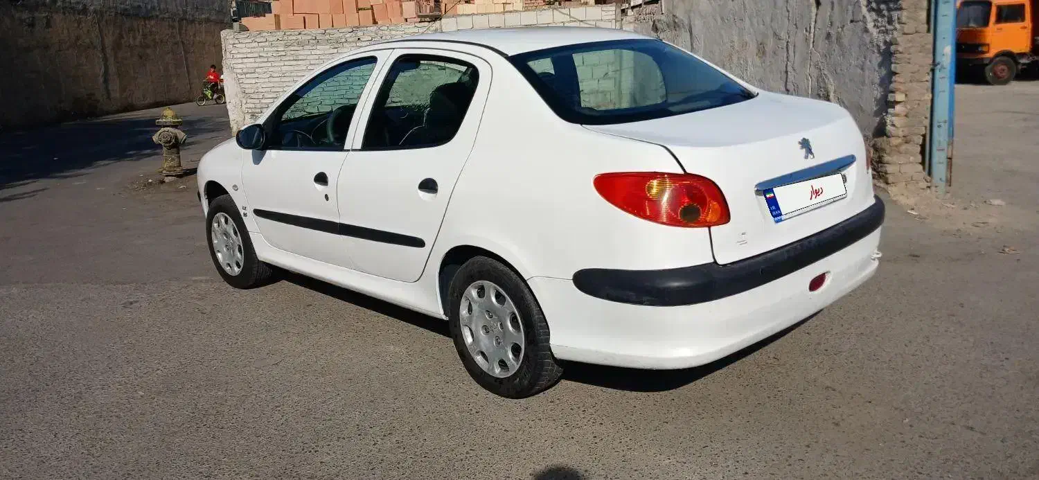 پژو ۲۰۶ صندوق دار v8 - 1396