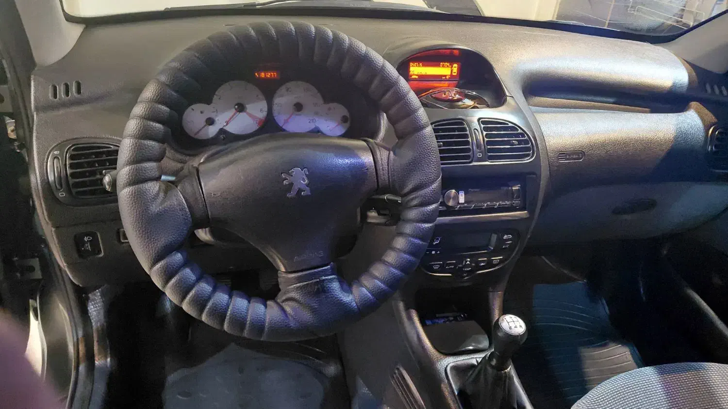 پژو ۲۰۶ صندوق دار v8 - 1394