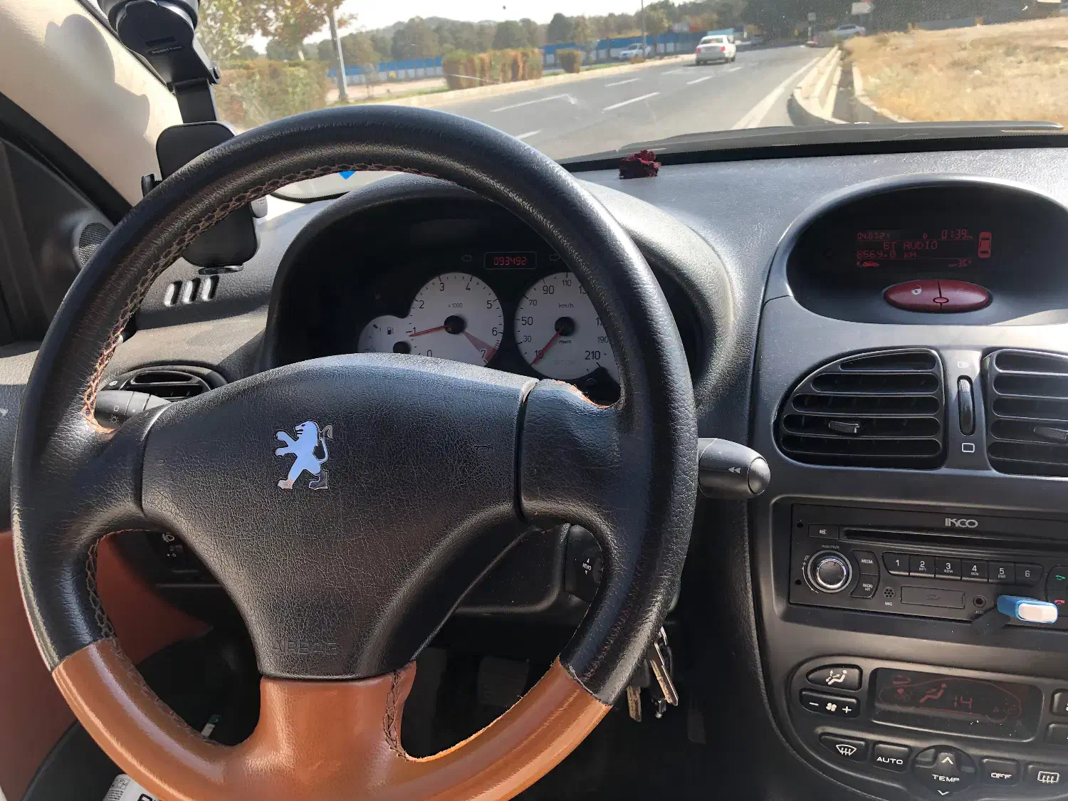 پژو ۲۰۶ صندوق دار v8 - 1397