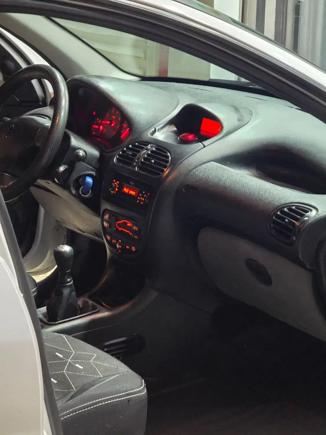 پژو ۲۰۶ صندوق دار v8 - 1400