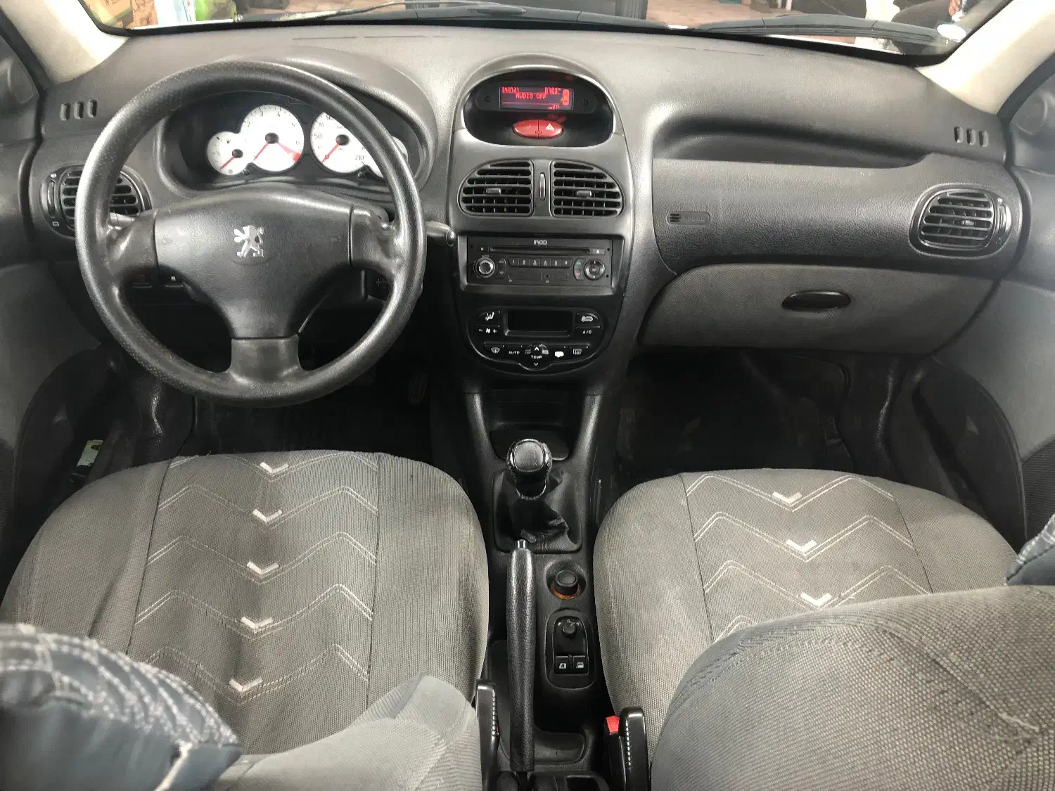 پژو ۲۰۶ صندوق دار v8 - 1395