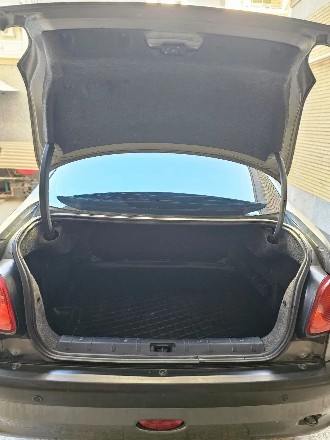 پژو ۲۰۶ صندوق دار v8 - 1397