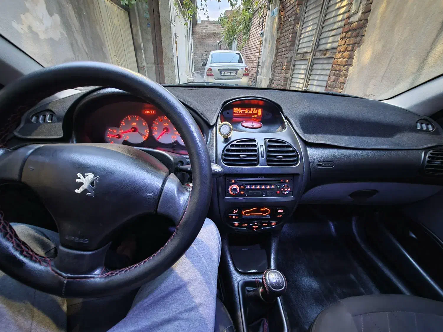 پژو ۲۰۶ صندوق دار v8 - 1394