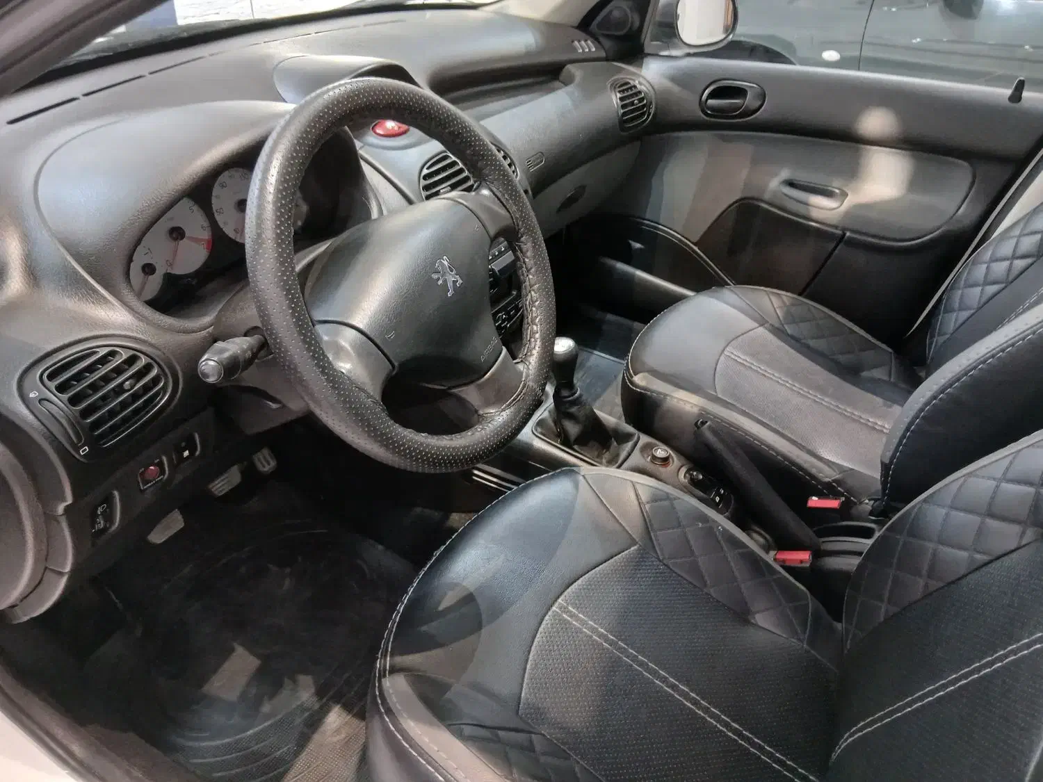 پژو ۲۰۶ صندوق دار v8 - 1399