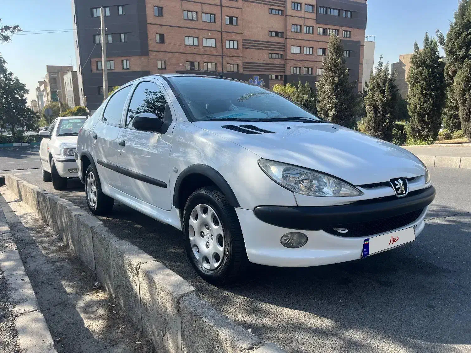 پژو ۲۰۶ صندوق دار v8 - 1393