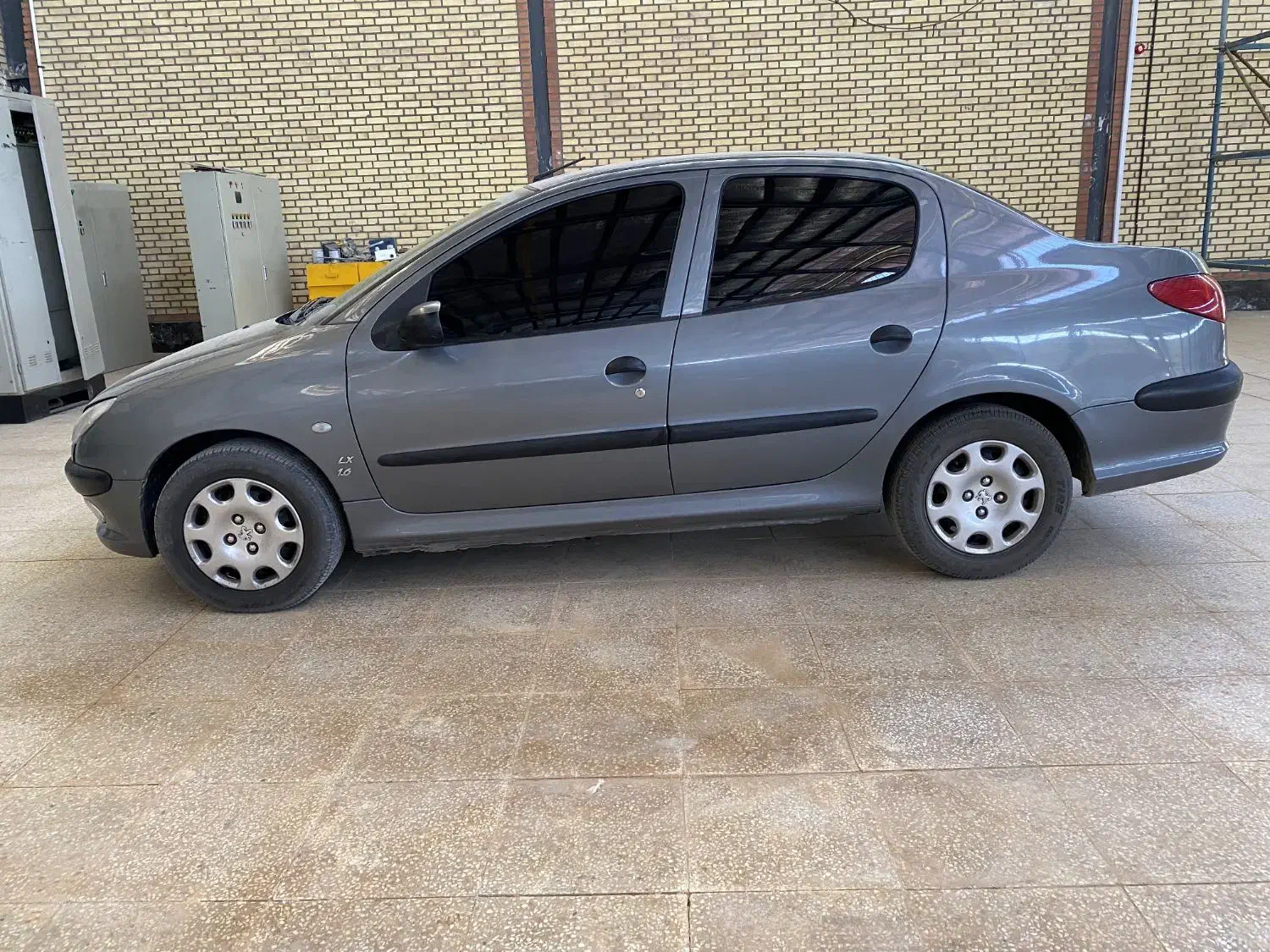پژو ۲۰۶ صندوق دار v8 - 1395