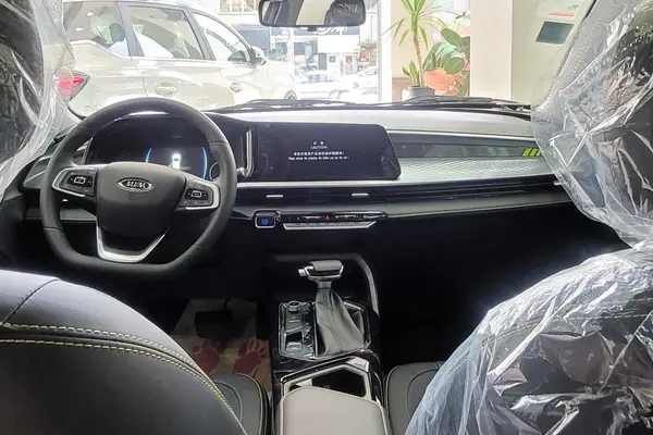 ام وی ام X33 کراس دنده‌ای - 1404