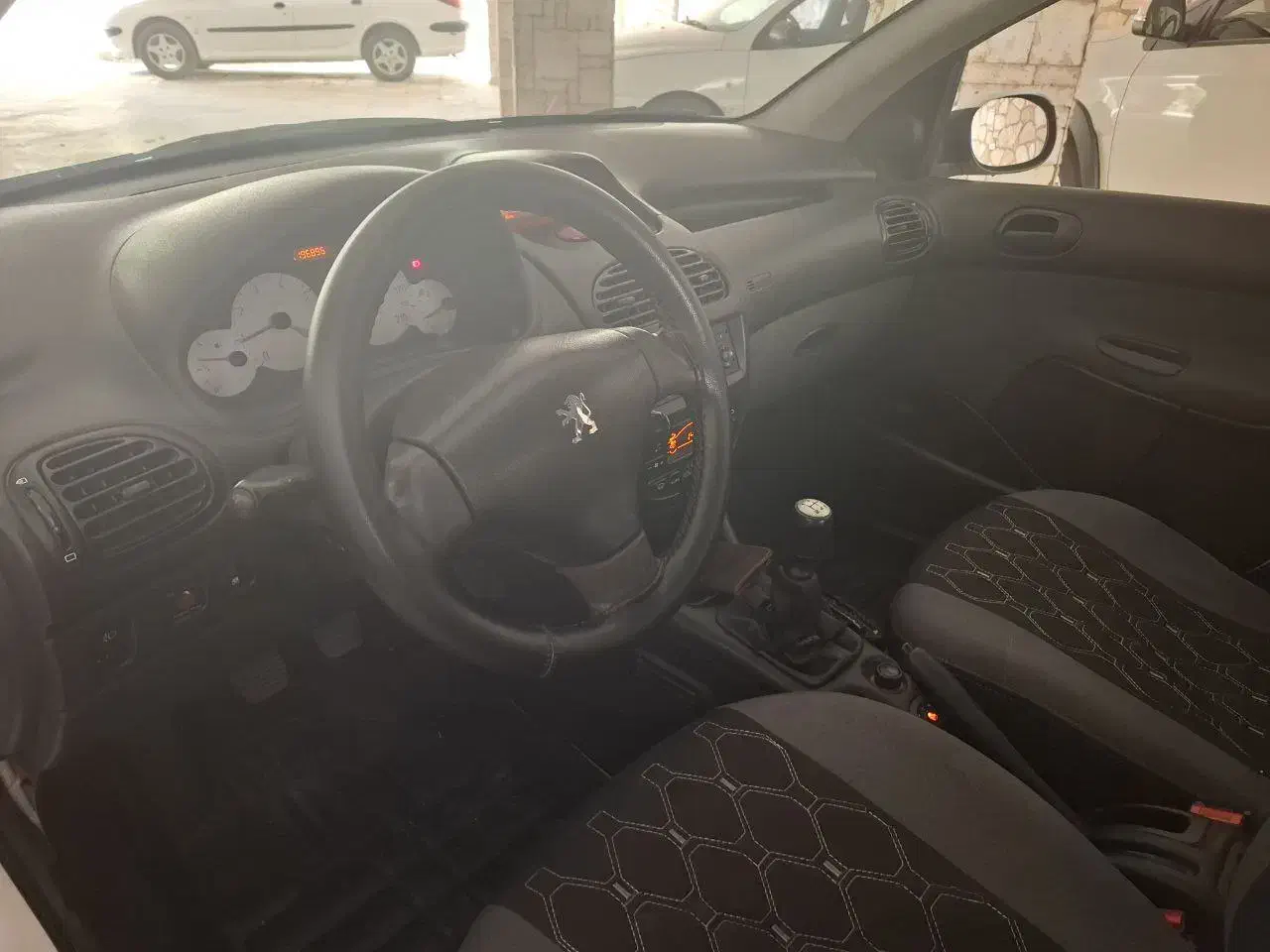 پژو ۲۰۶ صندوق دار v8 - 1396