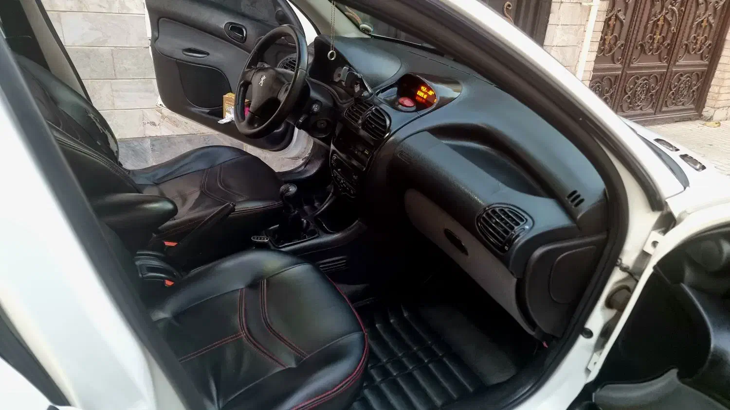 پژو ۲۰۶ صندوق دار v8 - 1393